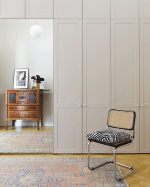 A.S.Helsingö Ensiö wardrobe in thermal grey with ceramic candy handles in spotty white